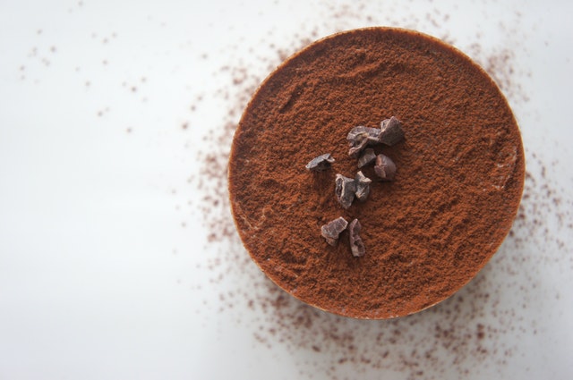 Chocolate em pó dentro de um pote 