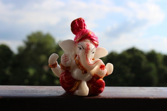 Pequena escultura do deus Ganesha.