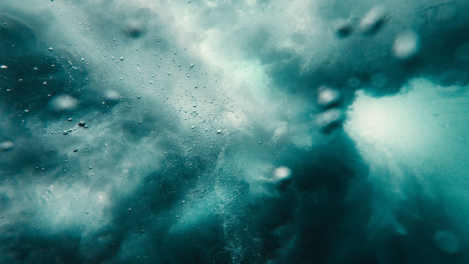 Mar agitado com bolhas