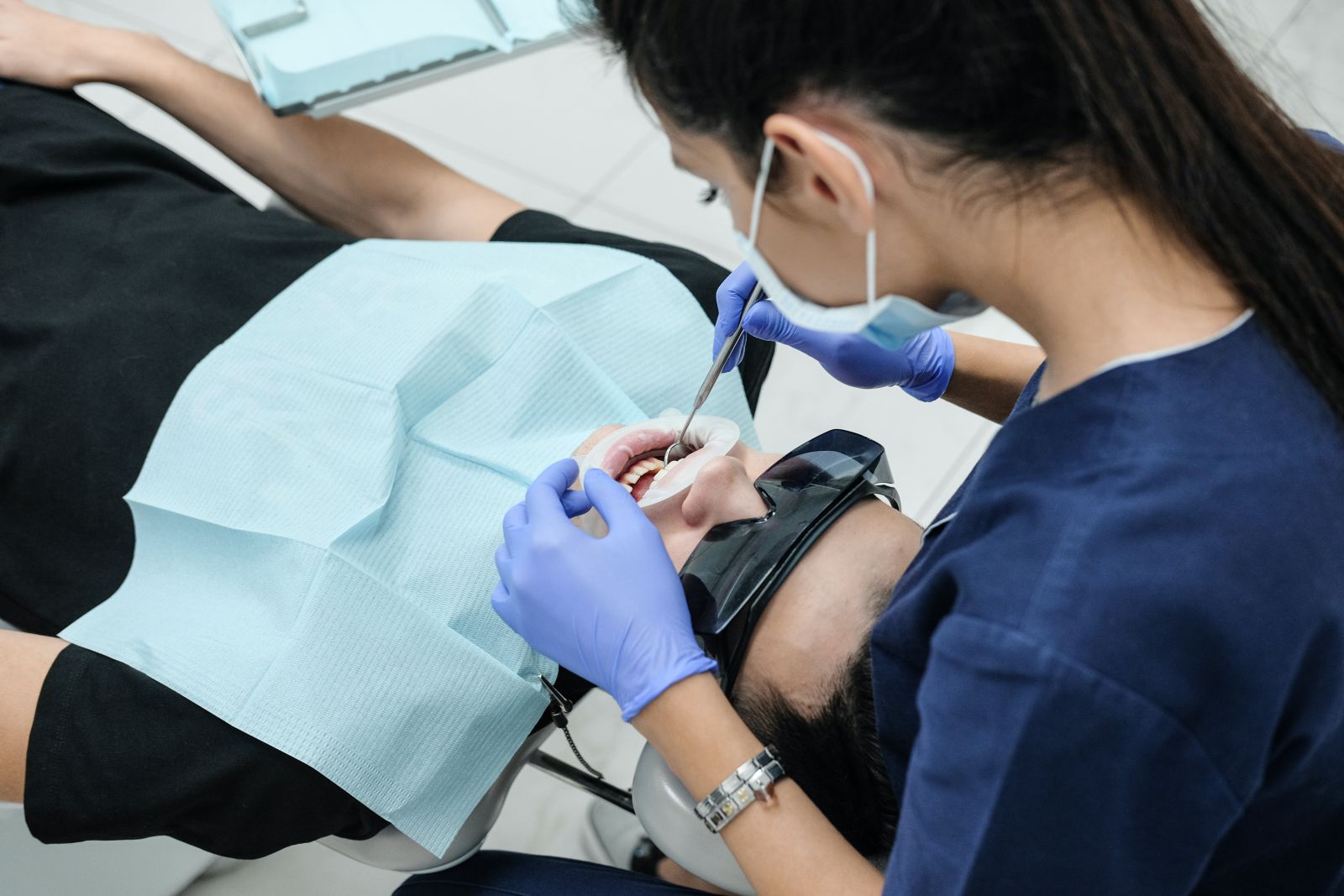 Dentista examinando boca de paciente
