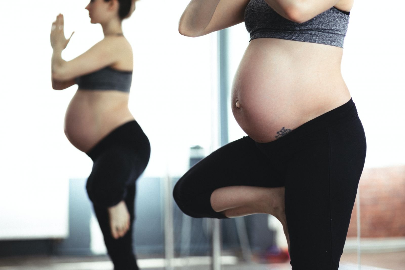 Mulheres gravidas praticando yoga