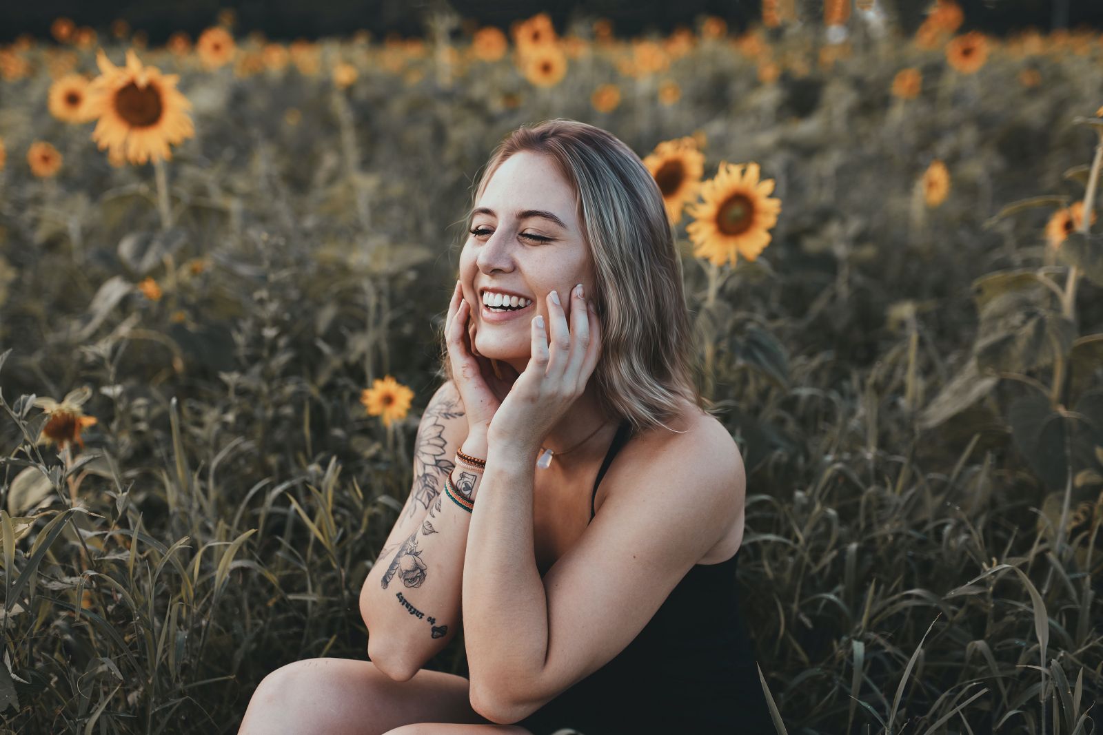 Mulher sorrindo em um campo de girassóis 