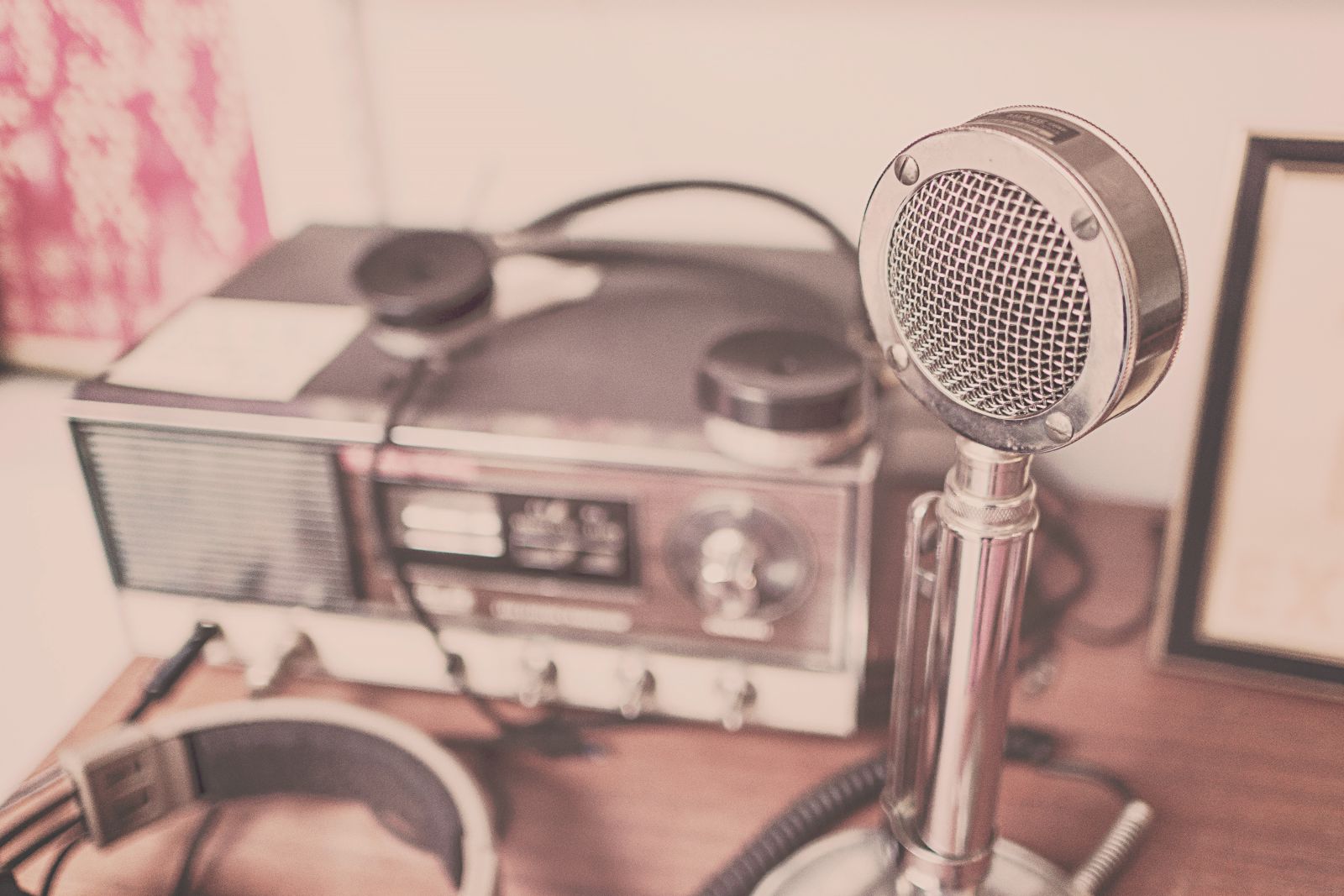Microfone e rádio antigo