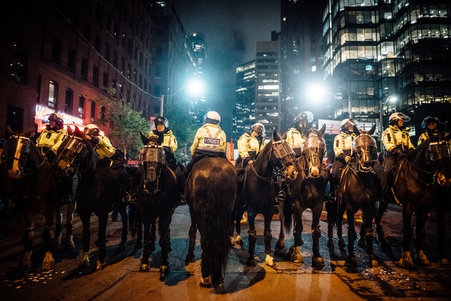 Policiais em cavalos.