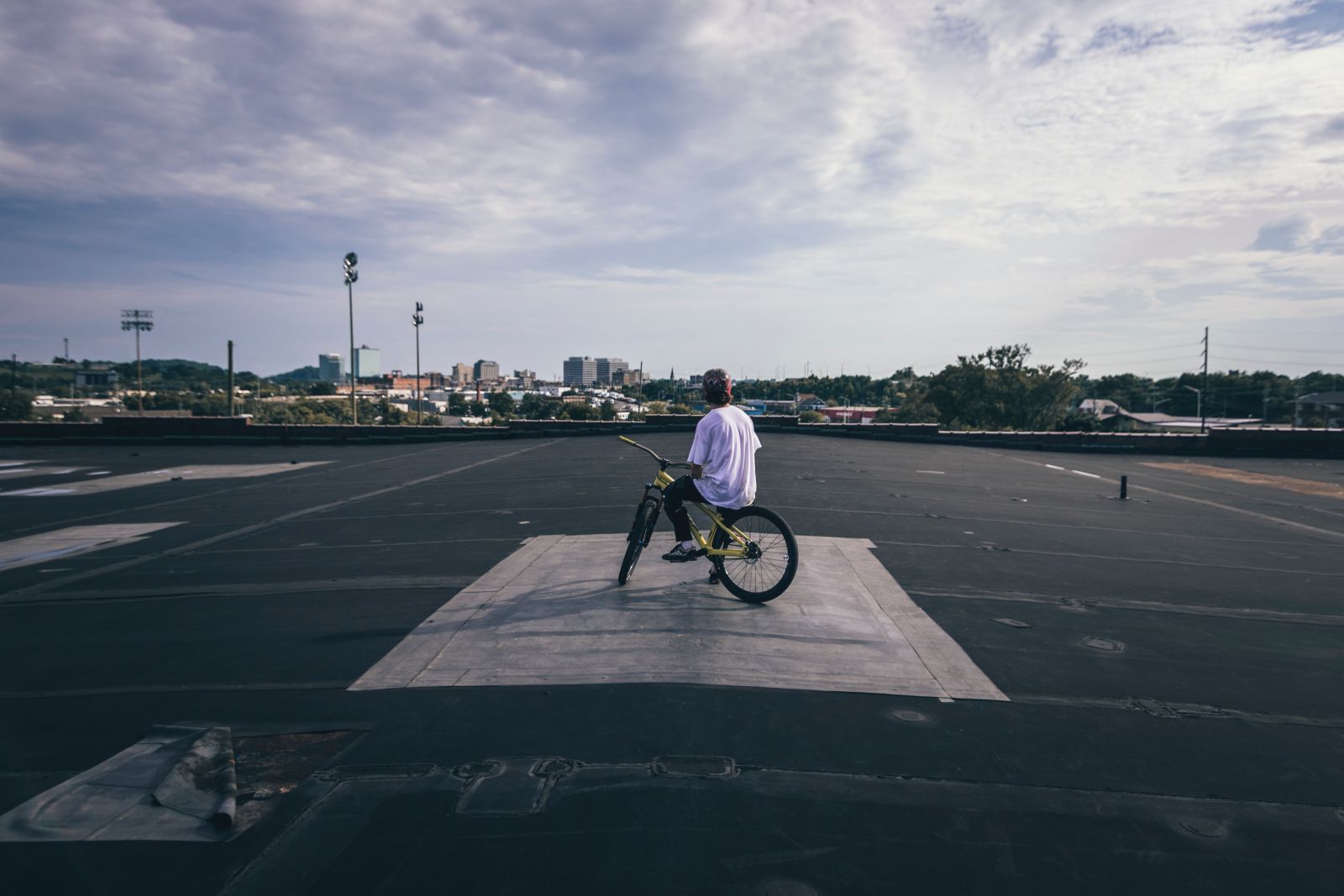 Pessoa em uma bicicleta em um estacionamento