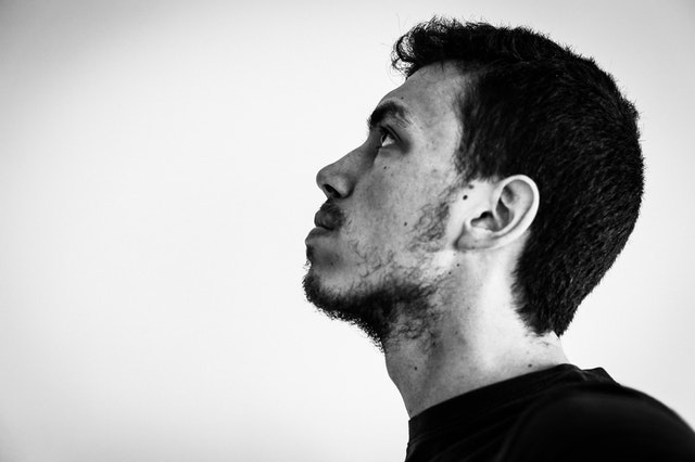 Juan Pablo Serrano Arenas / Pexels Homem à direita da foto olhando para cima