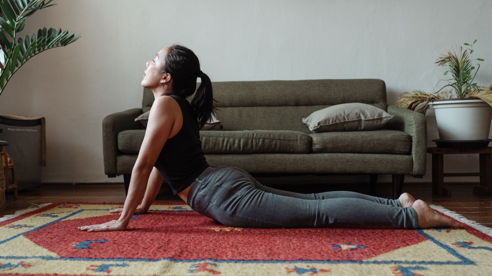Mulher praticando exercício no tapete da sala