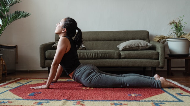 Mulher deitada no chão em pose de Yoga, meditando