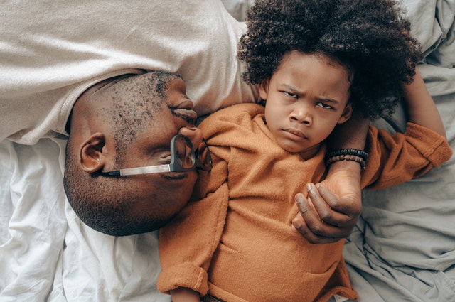 Ketut Subiyanto / Pexels Homem negro abraçando menino negro.