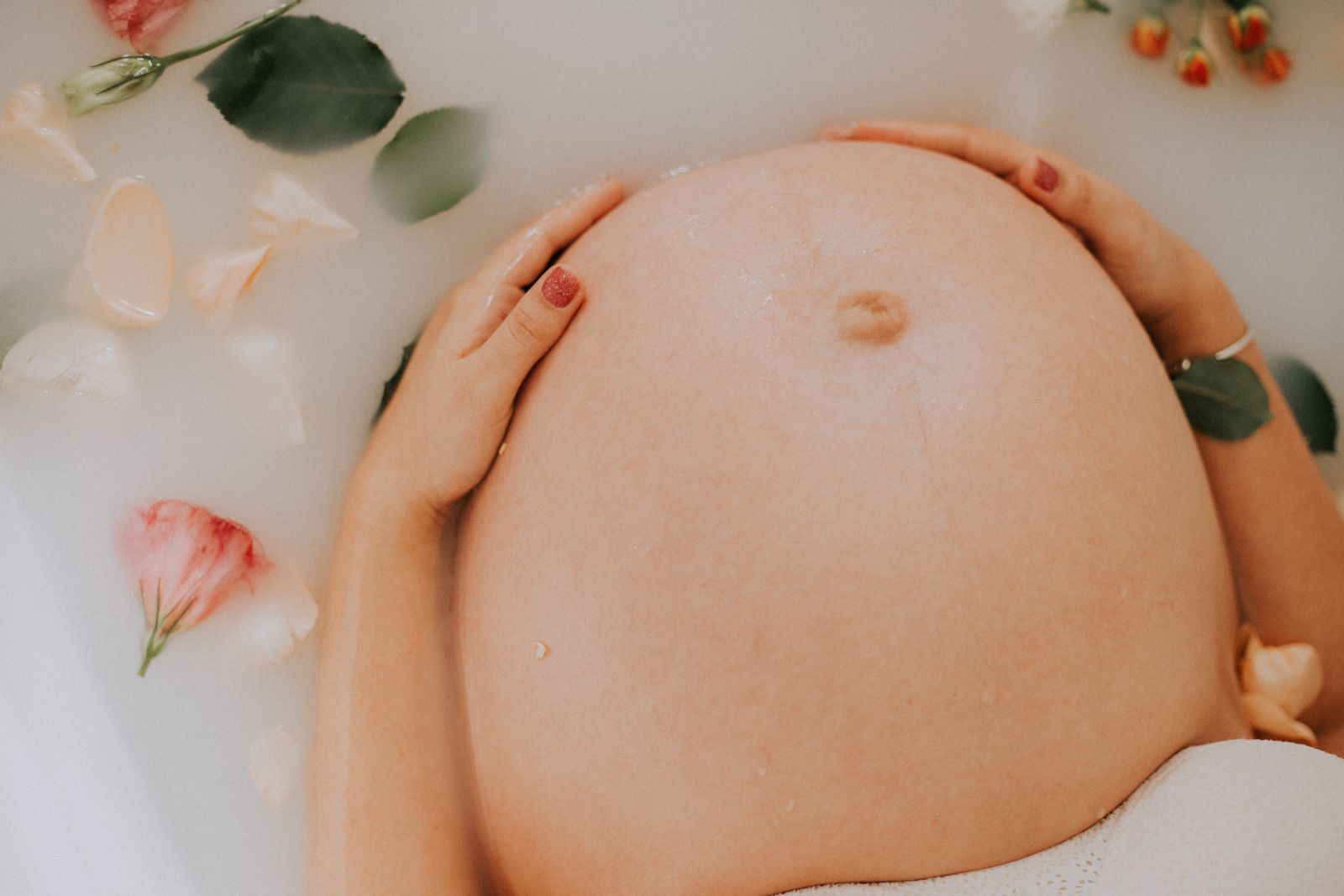 Mulher grávida na banheira