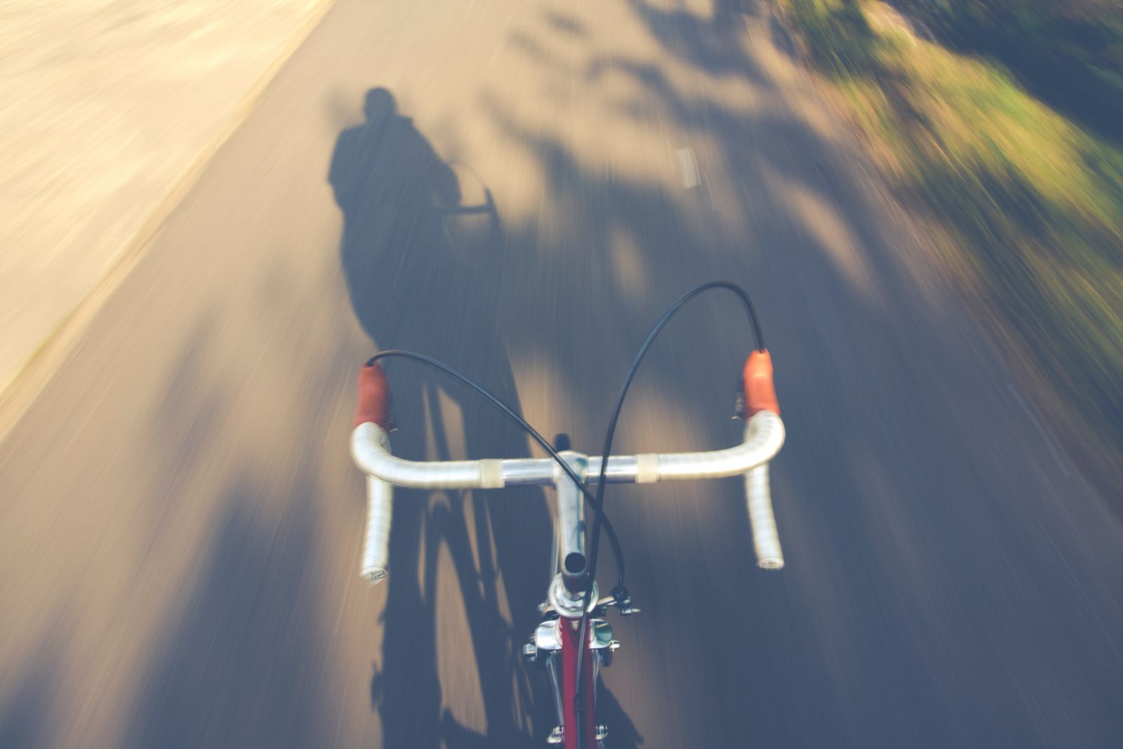 Sombra de uma pessoa andando de bicicleta 