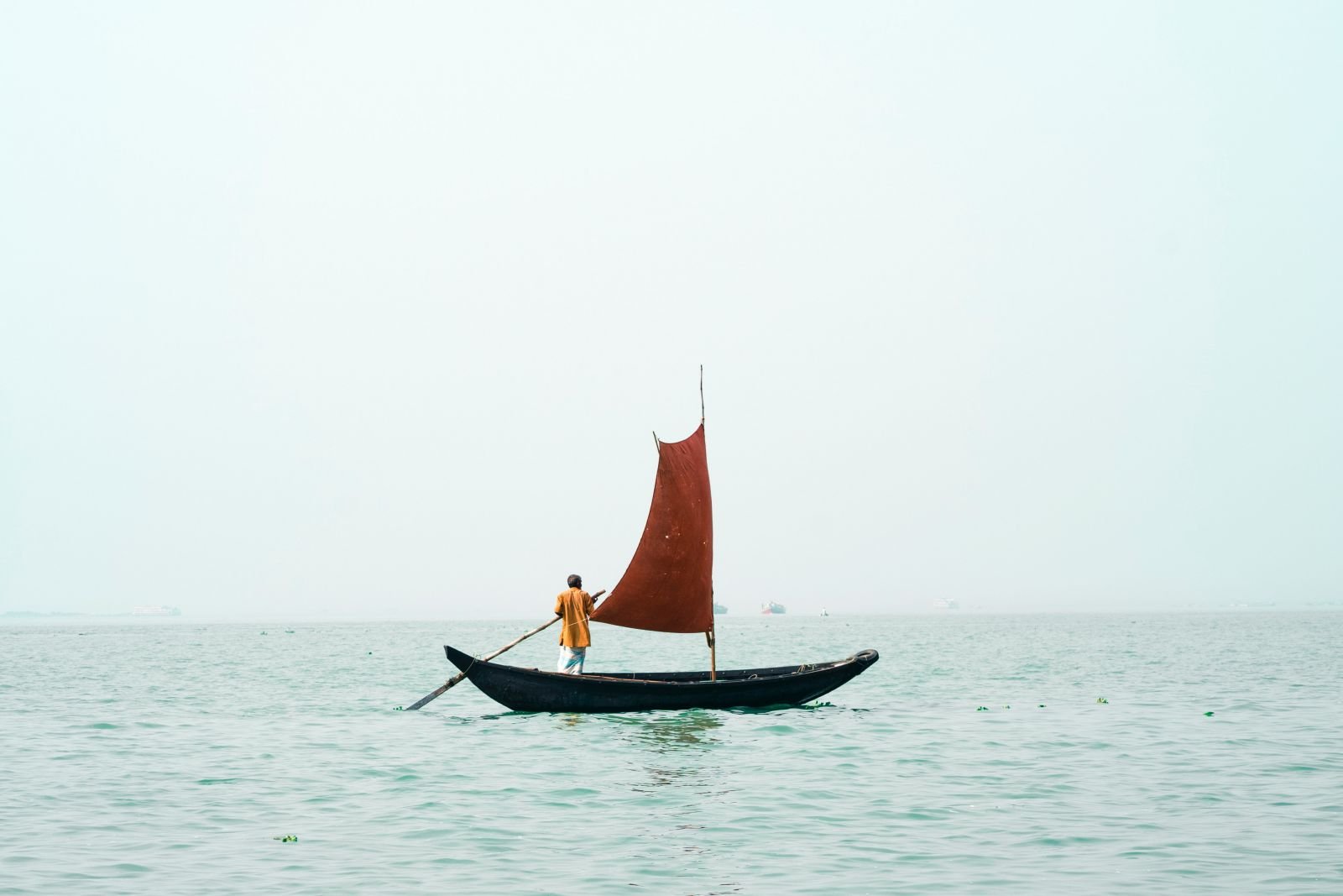 Pessoa em pé em um barco
