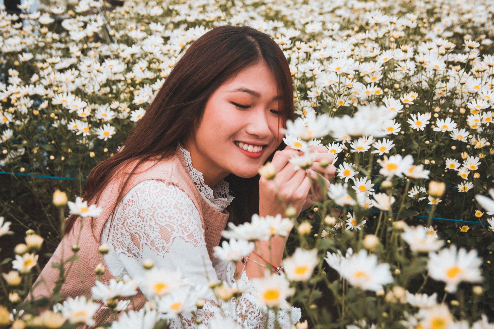 Mulher sorrindo em um campo de flores