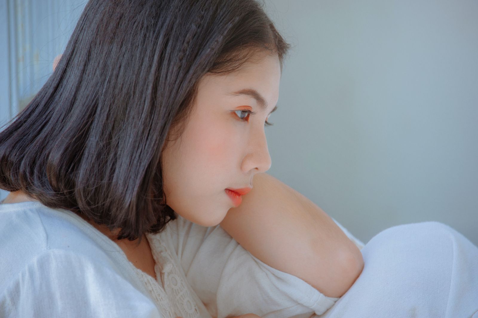 Min An / Pexels Mulher sentada olhando para frente