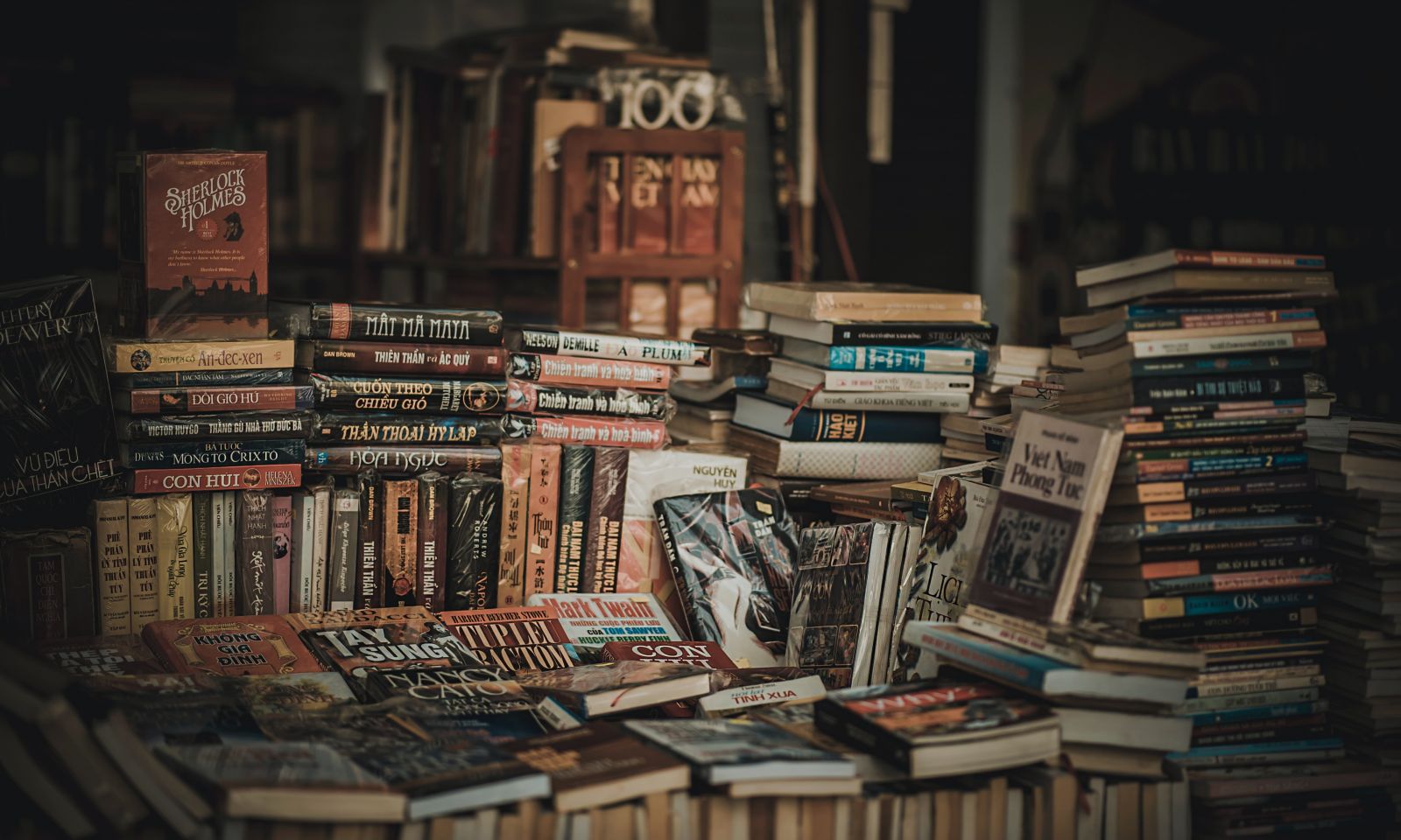 Min An / Pexels Livraria com livros empilhados