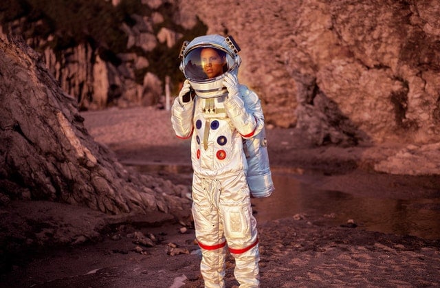 Mulher astronauta em terra.