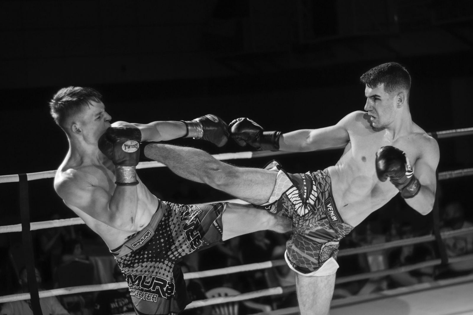 Dois homens branco lutando boxe.