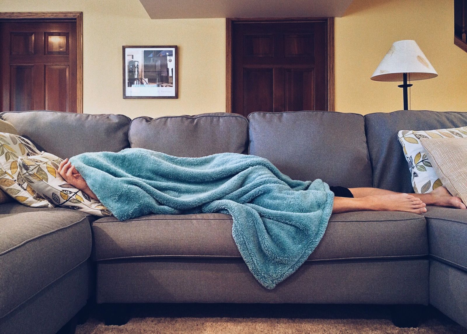 Homem deitado no sofá