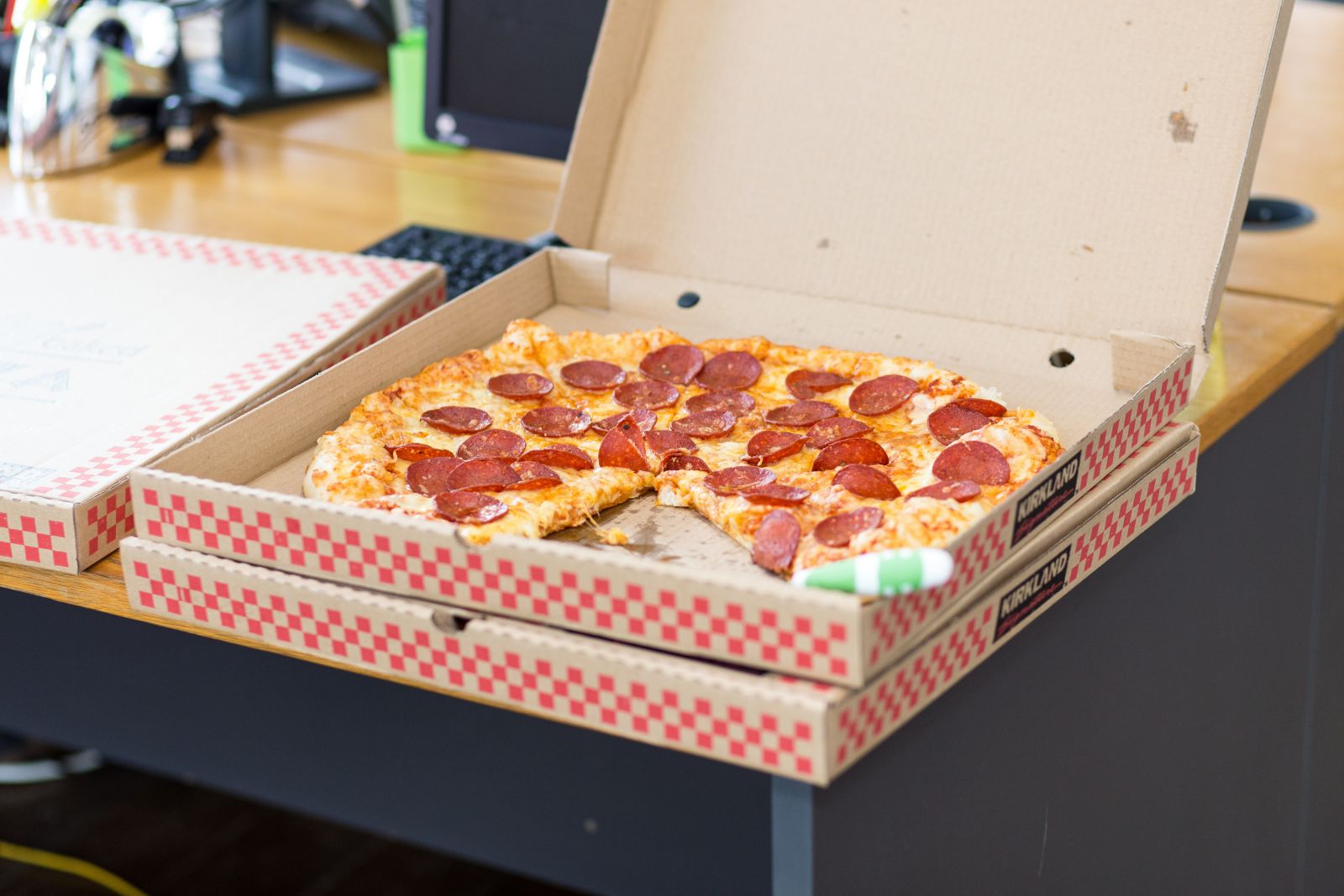 Caixa de pizza em uma mesa