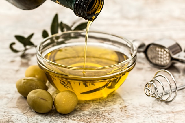 Azeite de oliva num pote de vidro.