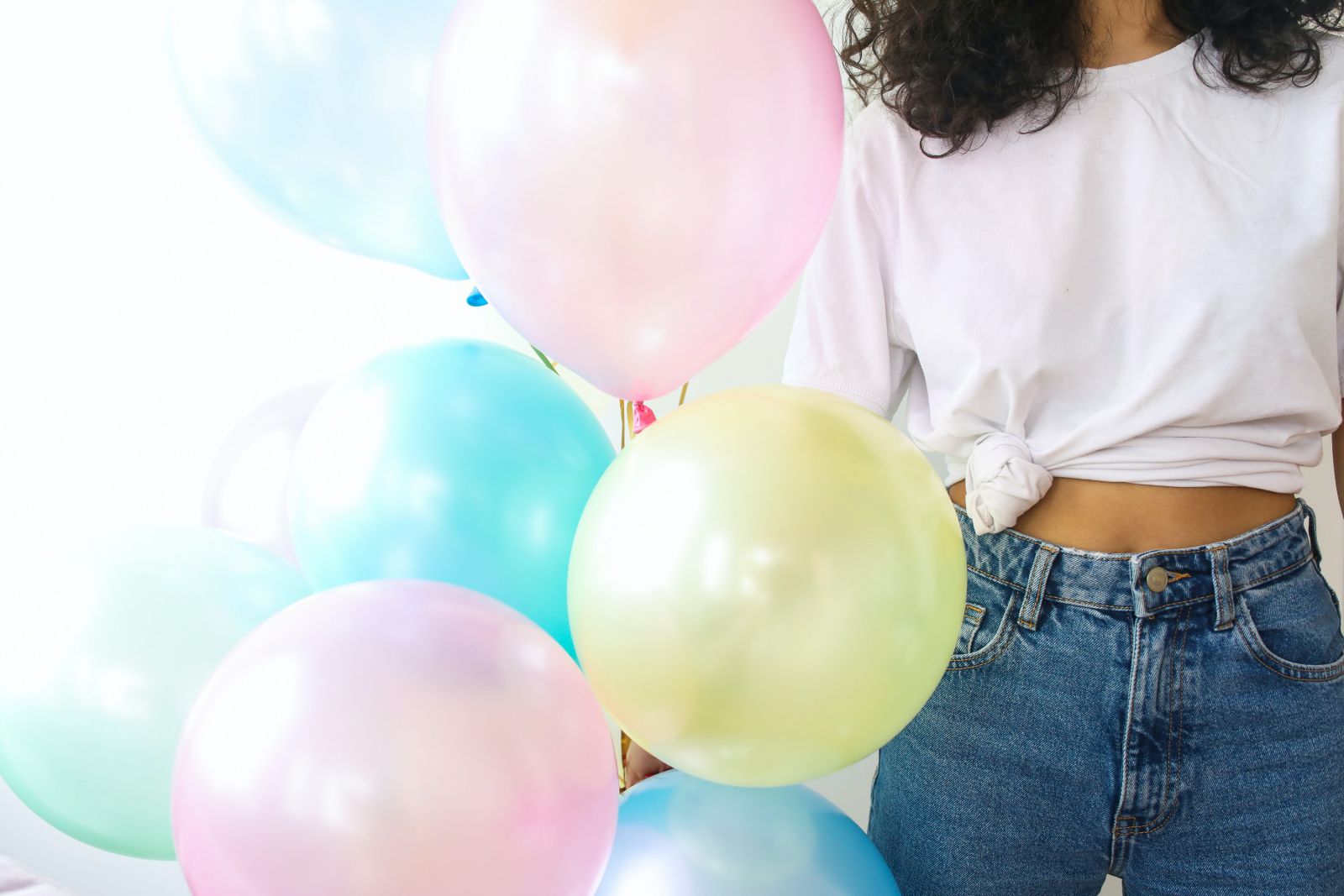 Mulher segurando balões de aniversário