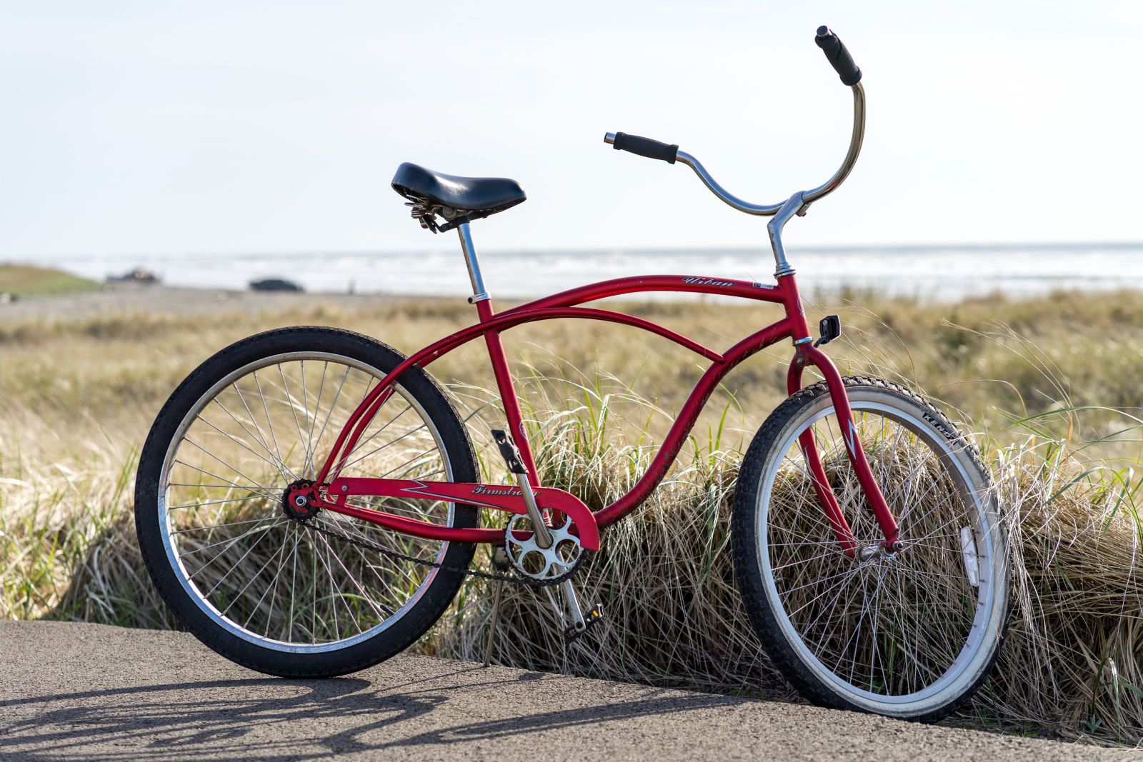 Bicicleta vermelha em uma estrada