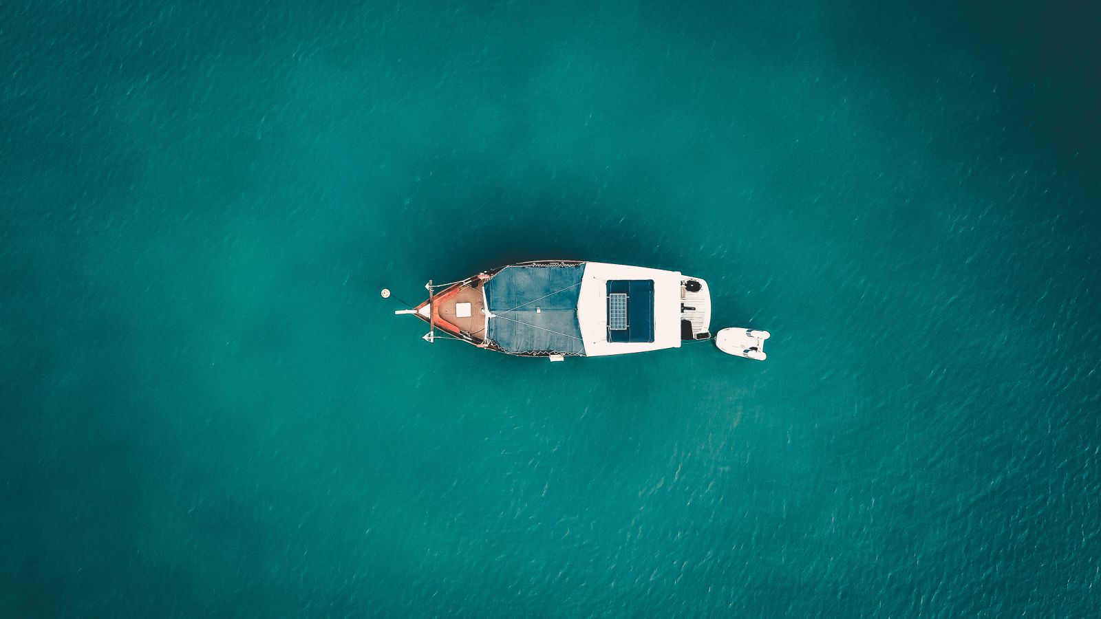 Barco no mar parado