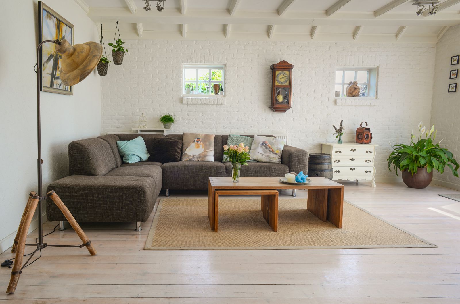 Sala de estar com sofá, mesa e flores