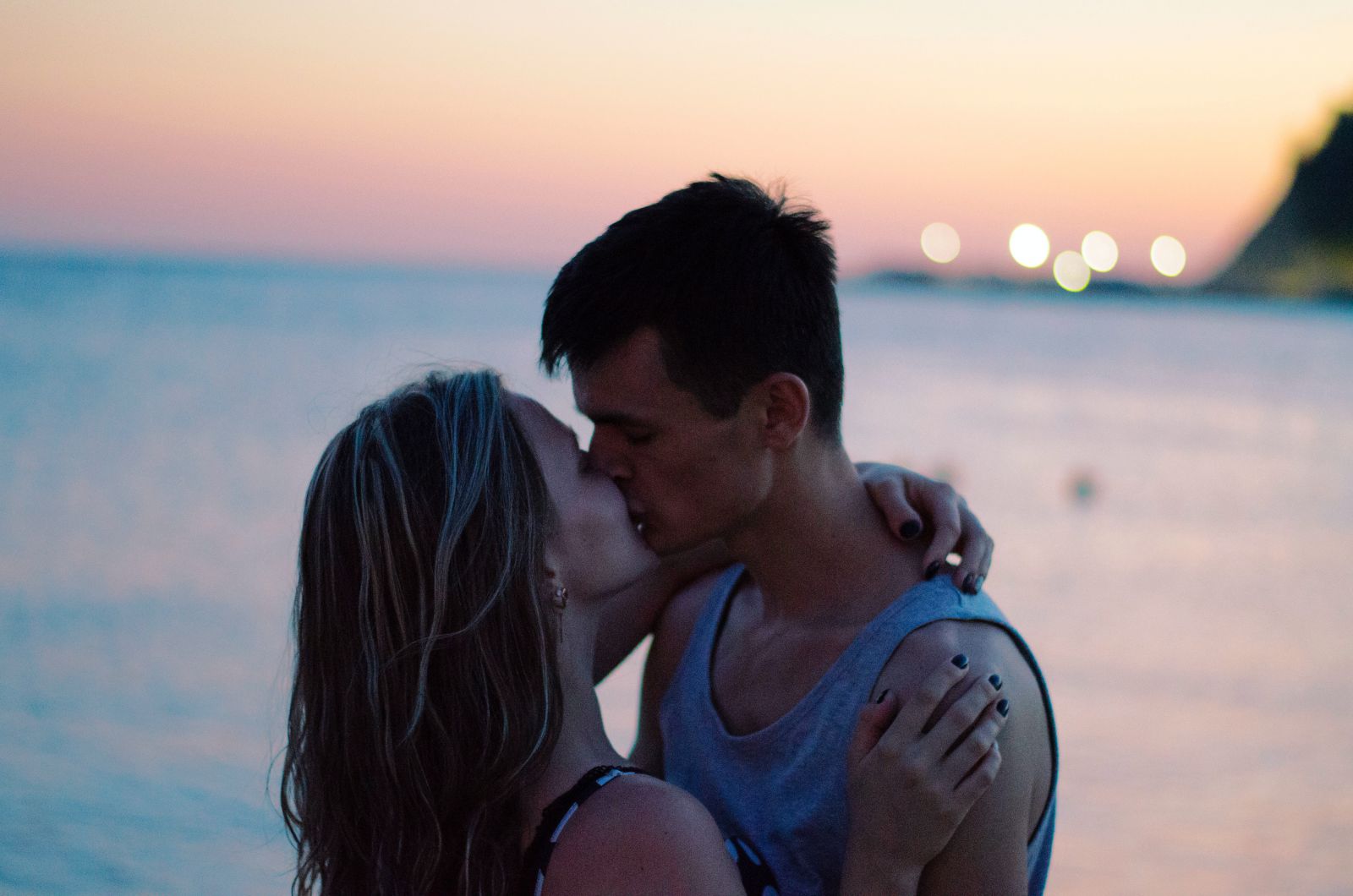 Casal se beijando ao lado do mar