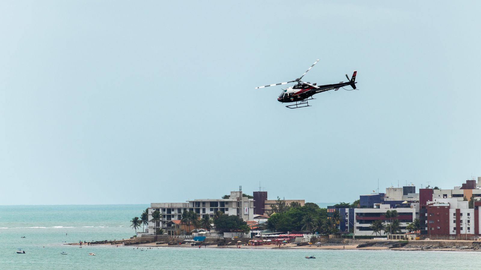 Helicóptero voando perto da praia