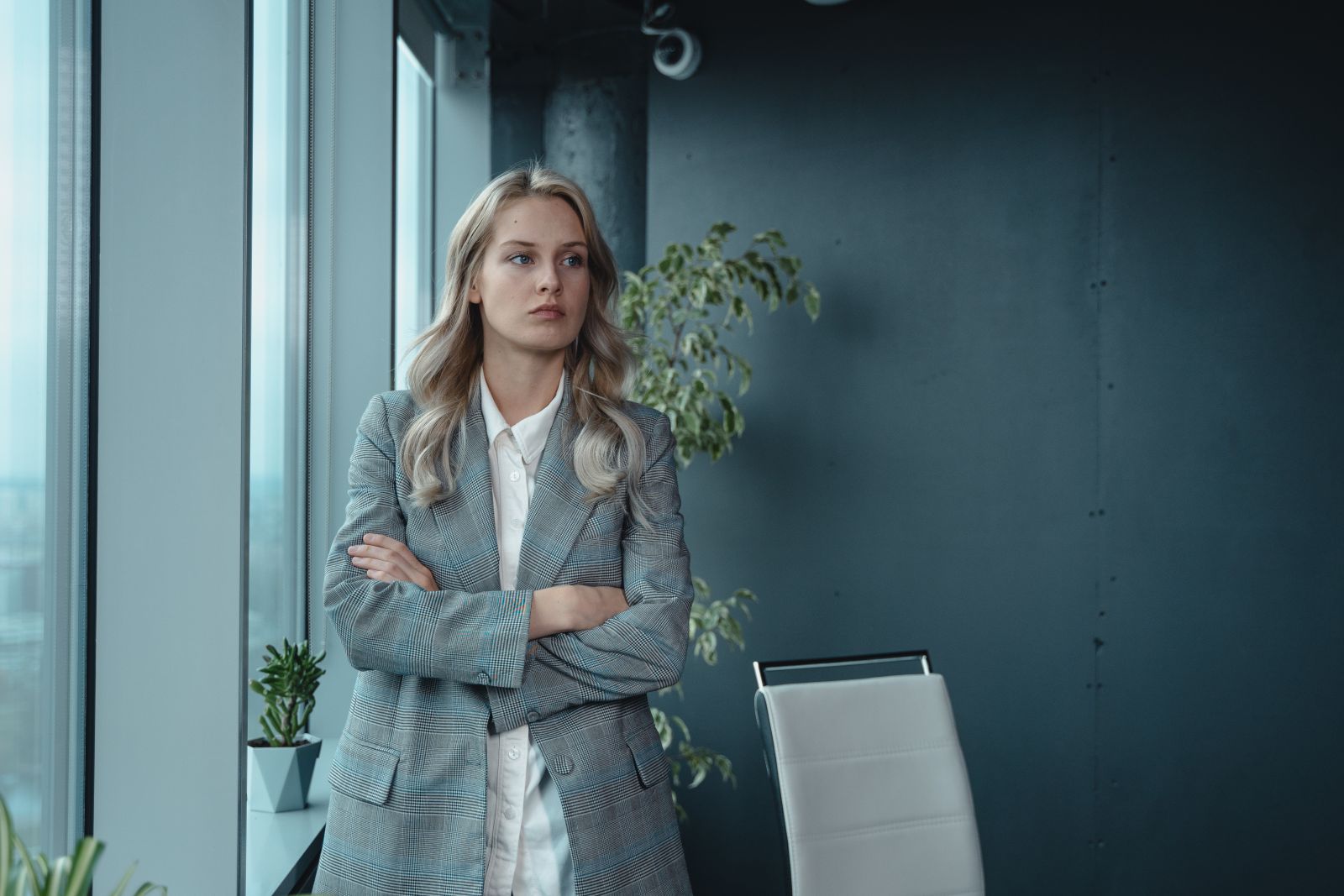 Tima Miroshnichenk / Pexels Mulher de braços cruzados