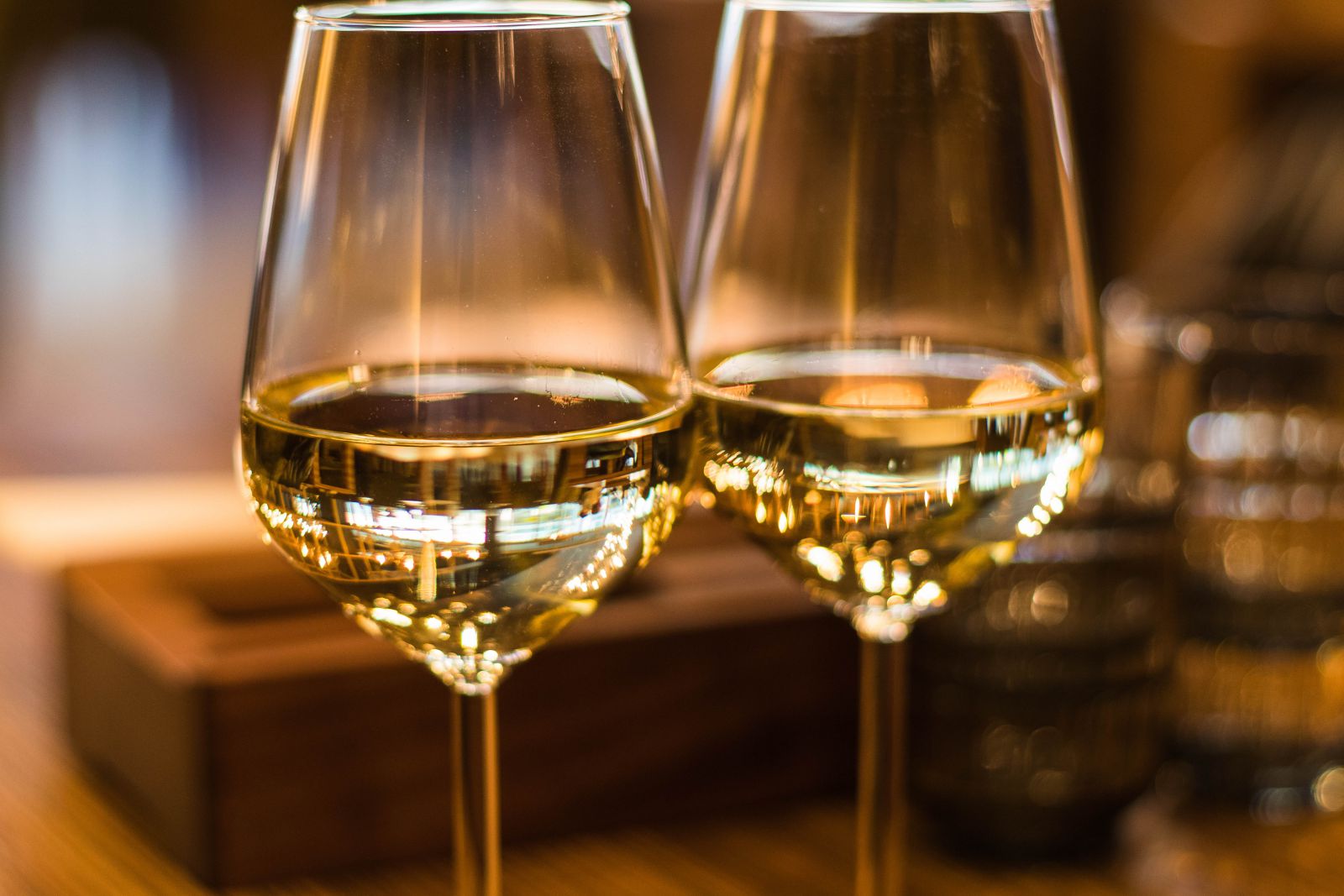 Duas taças de vinho na mesa