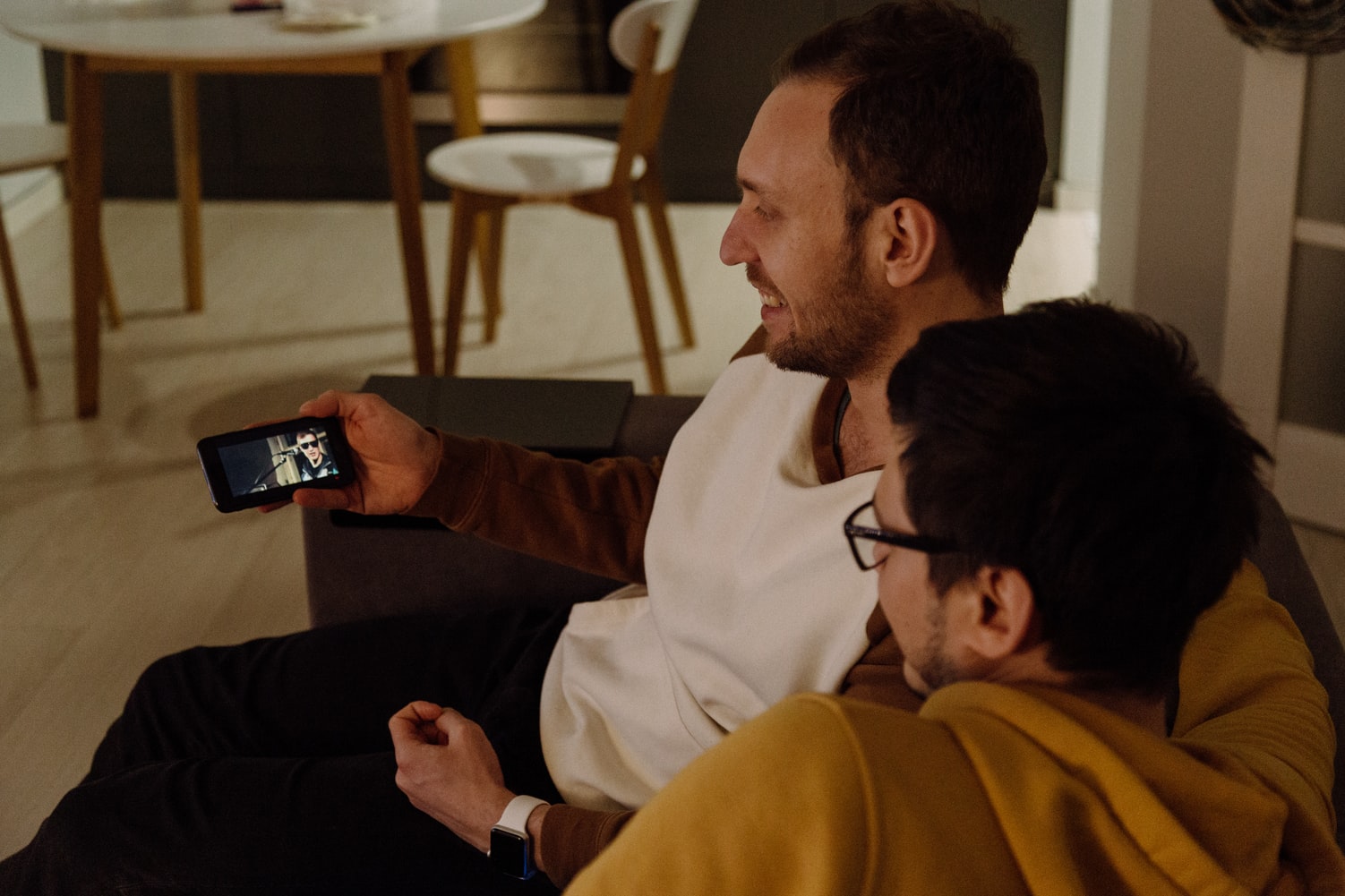 Dois namorados assistindo um clipe no celular