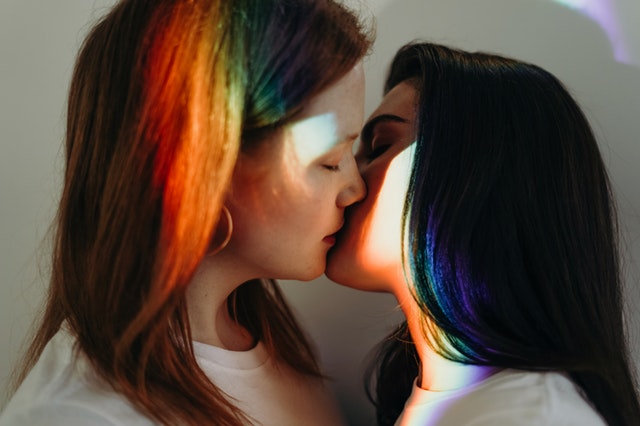 Duas mulheres se beijando.