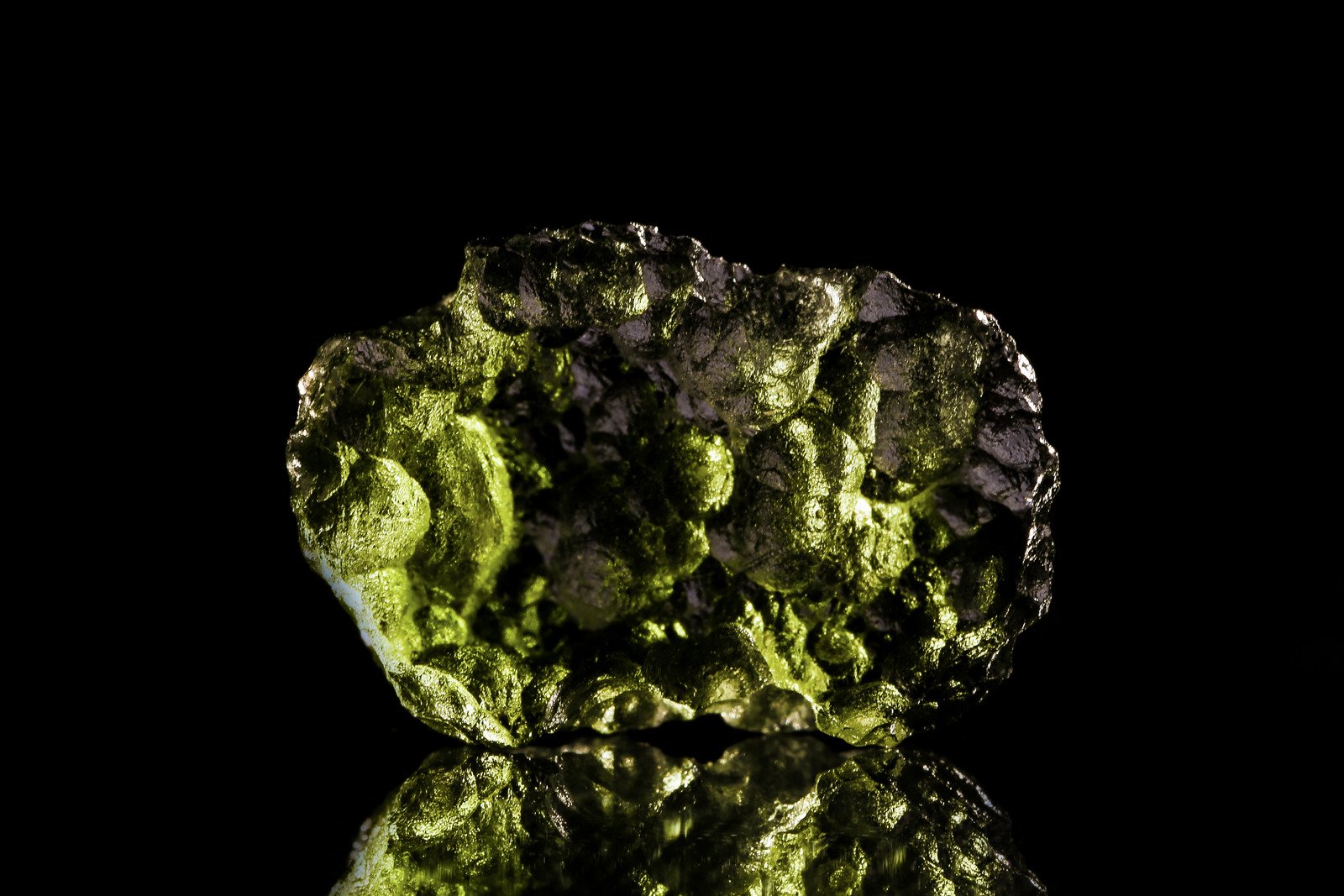 Pedra verde num fundo preto.