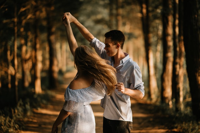 Homem e mulher dançando em um parque