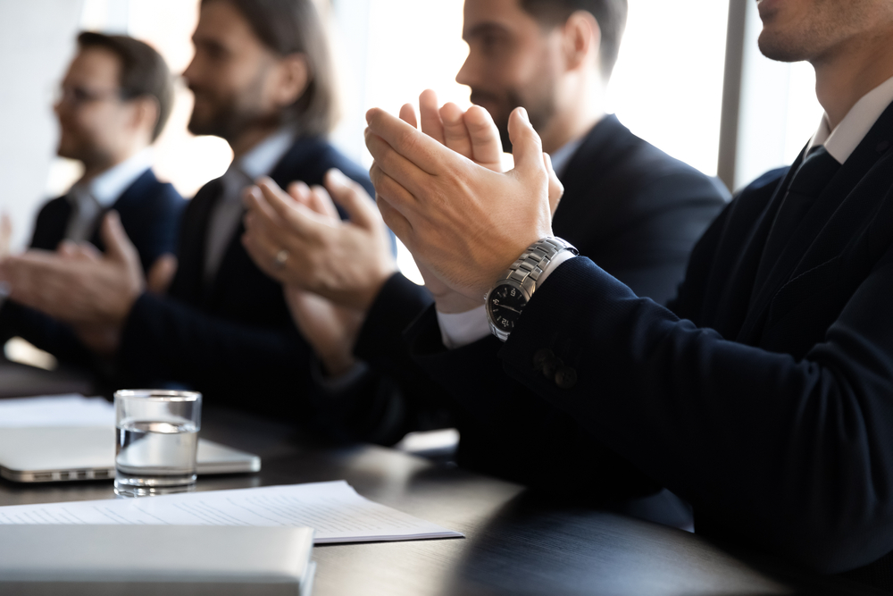 fizkes / Shutterstock.com Várias pessoas aplaudindo