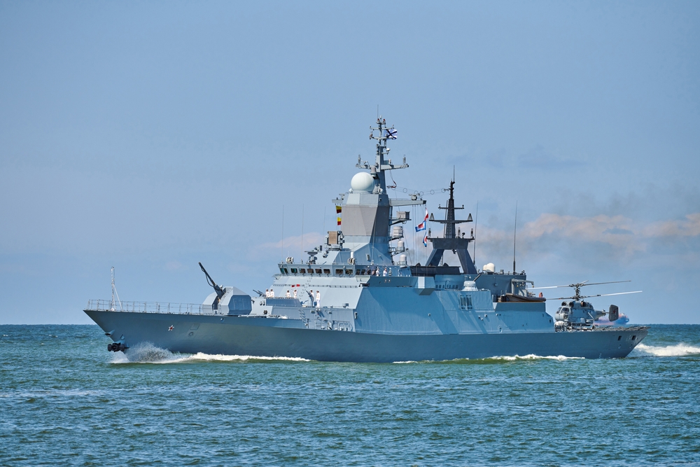 travelarium.ph / Shutterstock.com Navio de guerra navegando no mar