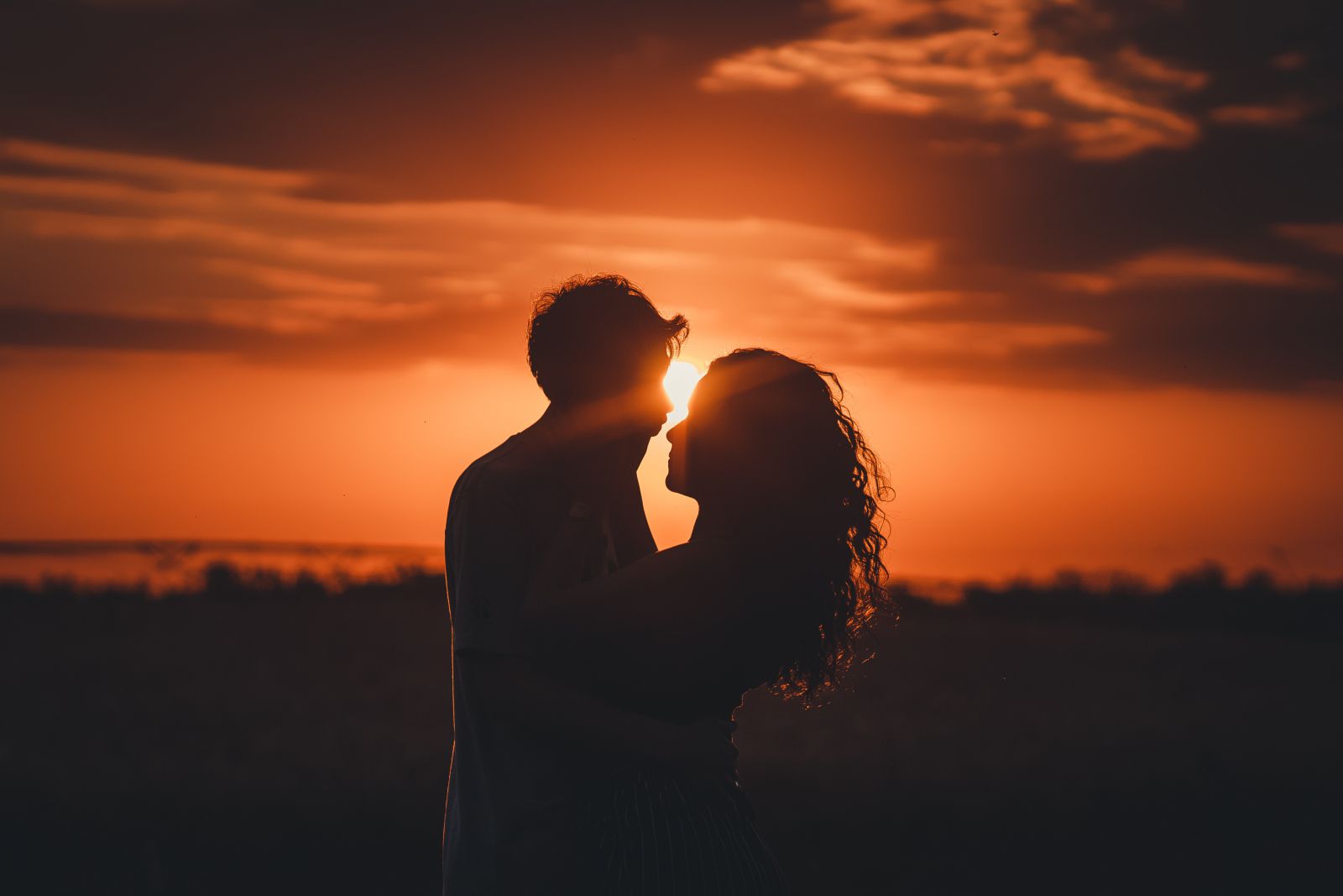 Silhueta de um casal sob o pôr do sol