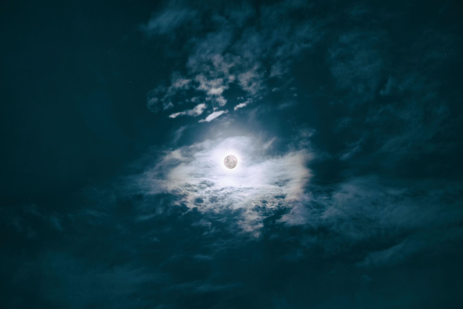 Luz da lua iluminando o céu e as nuvens