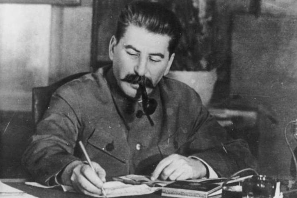 Josef Stalin escrevendo em um caderno 