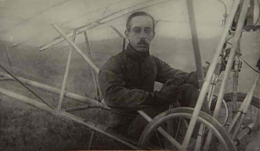 Santos Dumont segurando ferragens de seu avião