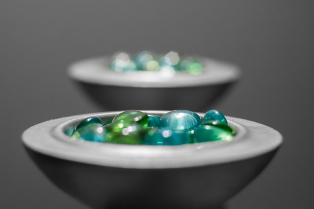 Pedras verdes num bowl cinza.