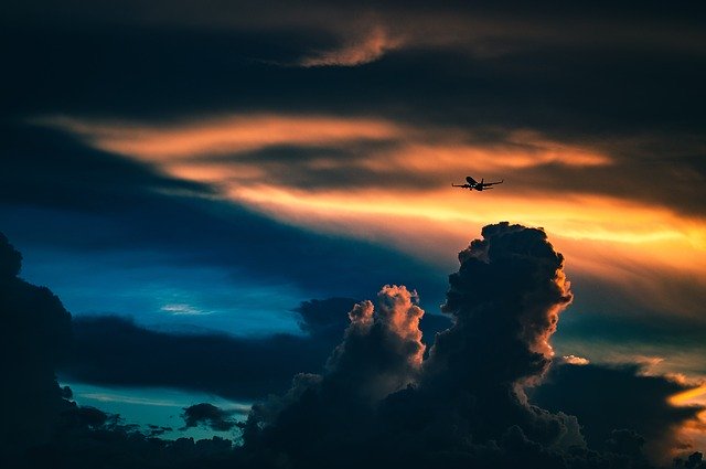 Avião Acima das Nuvens 
