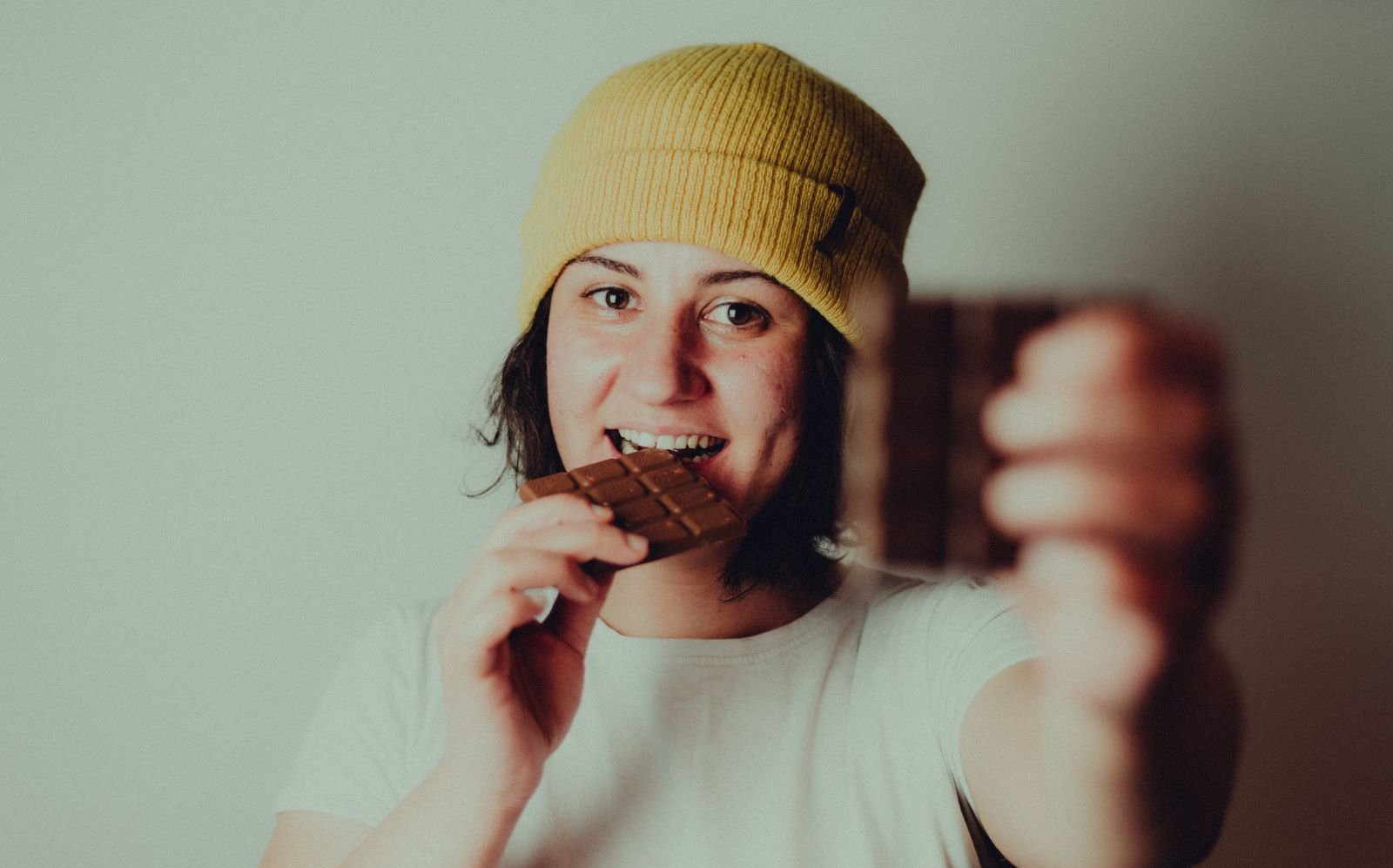 Mulher comendo uma barra de chocolate