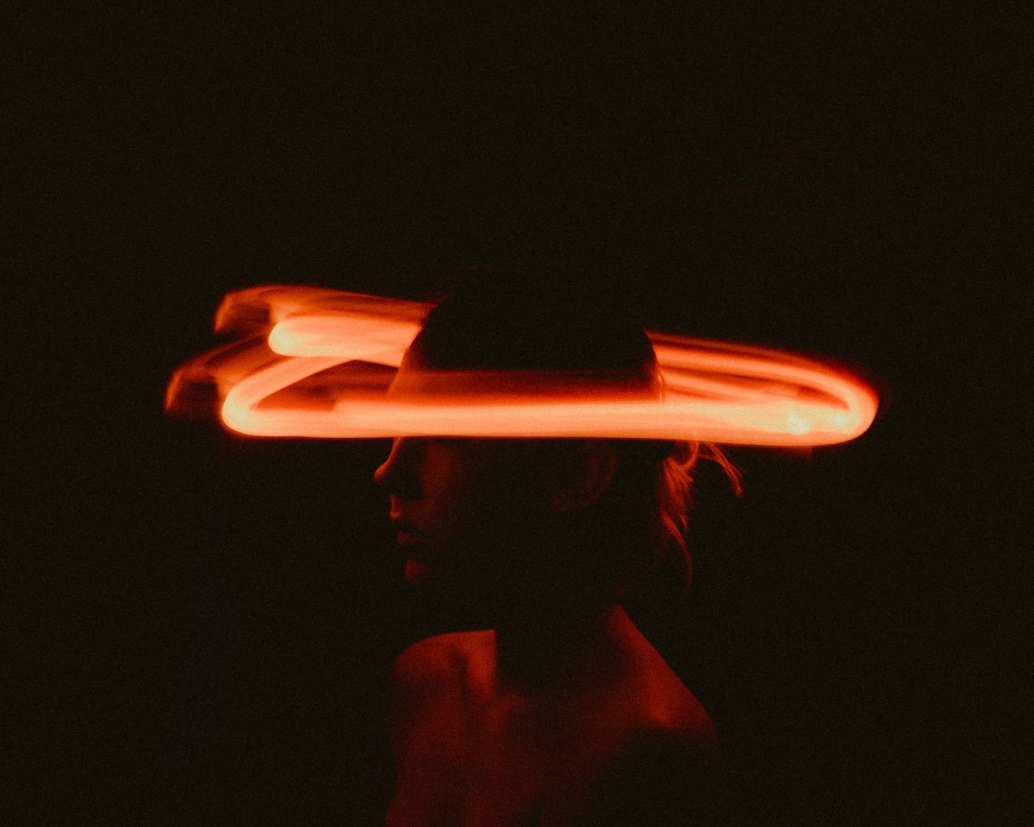 Retrato em time lapse de uma mulher com raios de luz ao redor de sua cabeça