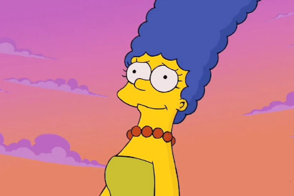 Marge Simpson olhando para cima com emoção