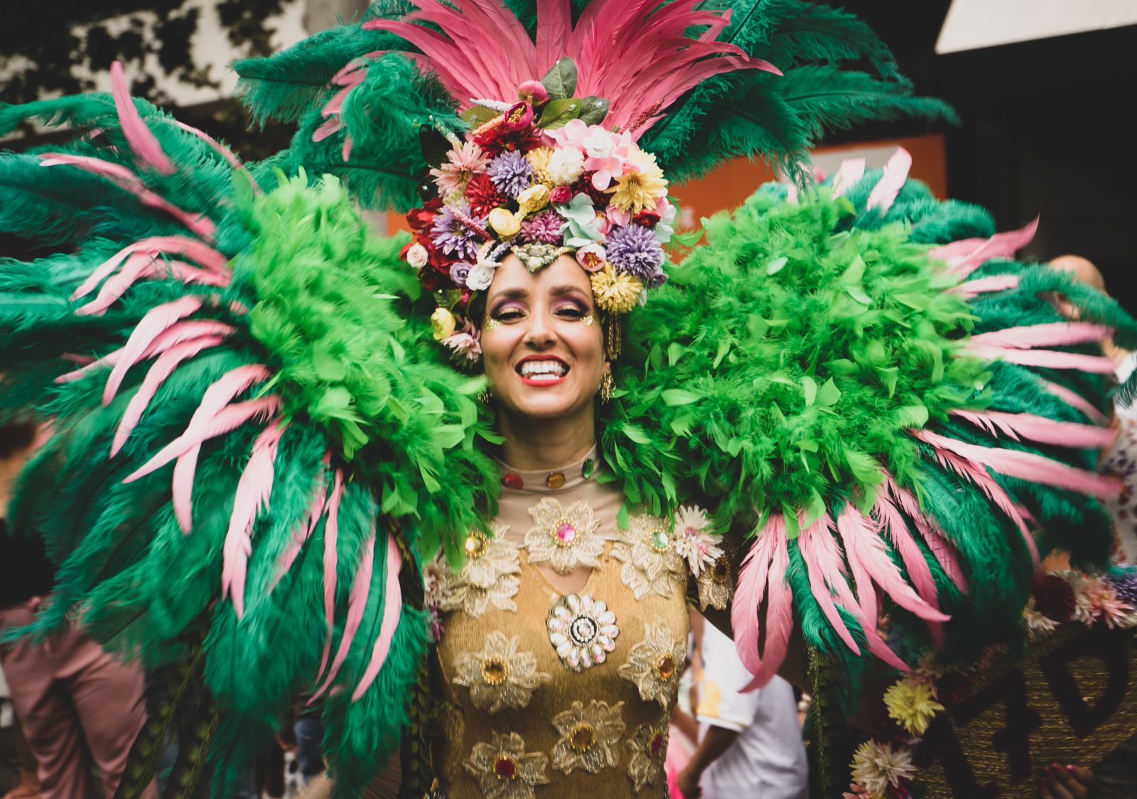 Mulher sambando em desfile de carnaval