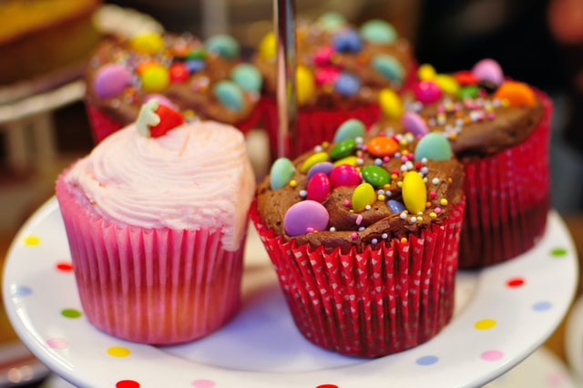 Cupcakes com confeitos coloridos.