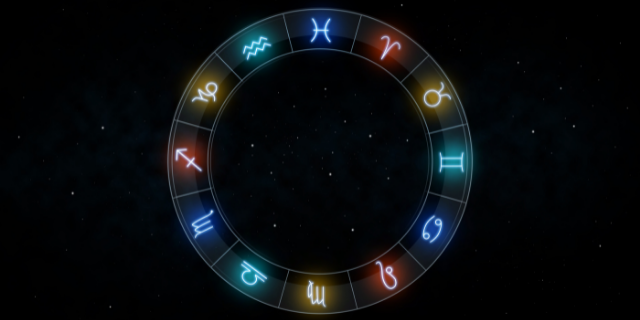Signos do Zodíaco dispostos em círculo. Ao fundo, céu estrelado.